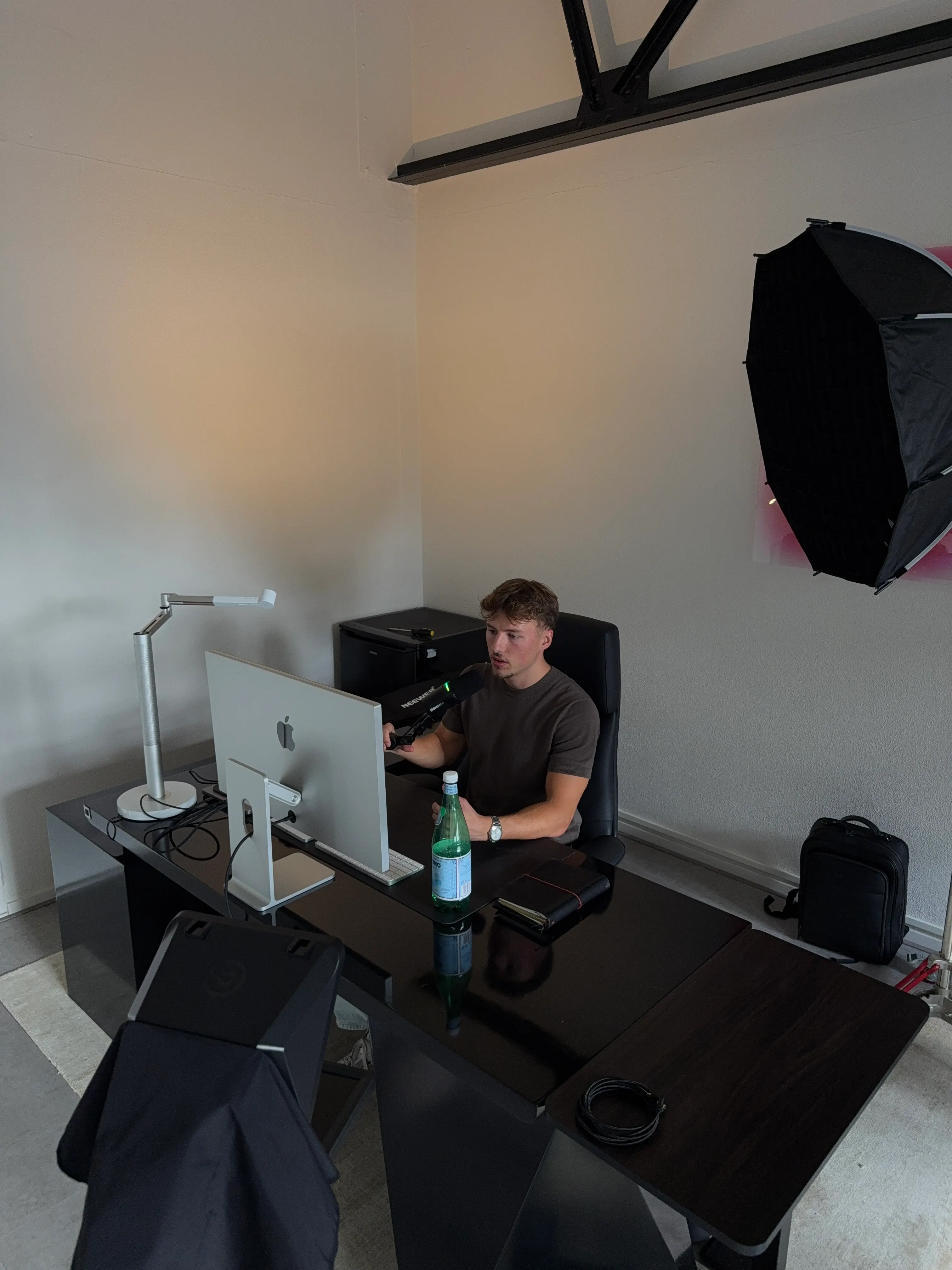 Daan at his own table with a laptop.